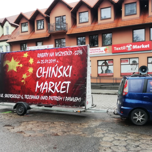 Promocja chińskiego sklepu na mobilnym nośniku w Trzciance
